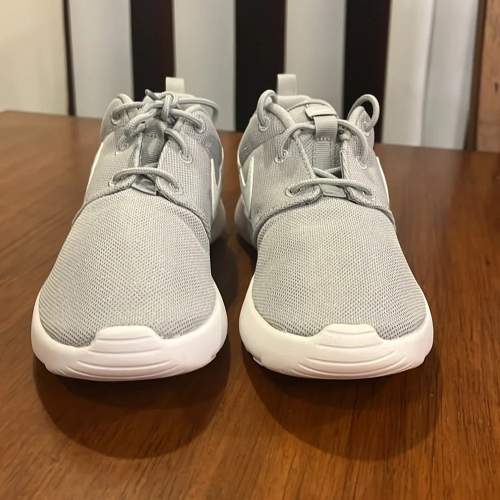 Nike Rosherun Roshe One Shoes Sneakers 749427 033 new Youth Boys Girls Size 2.5Y
